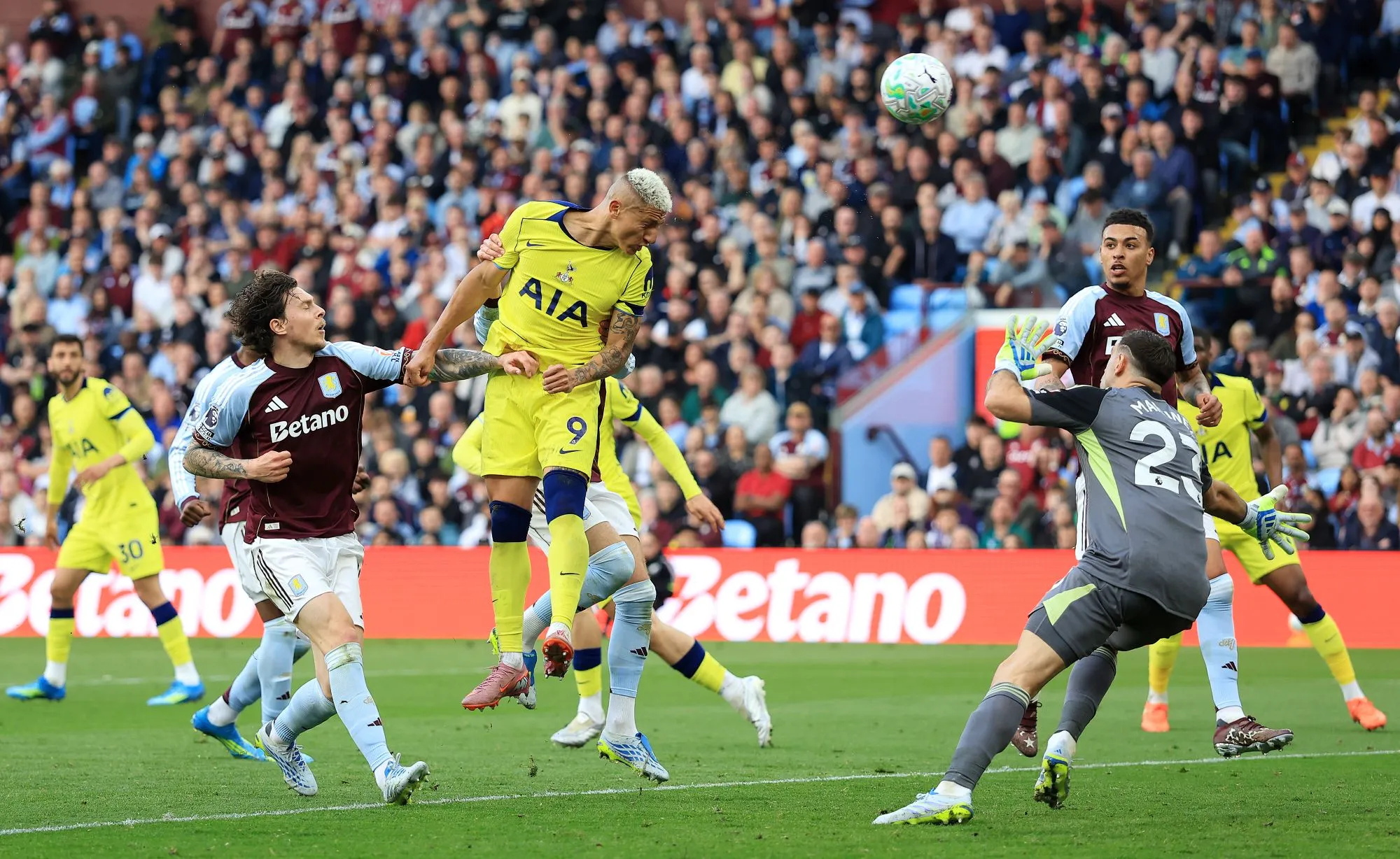 Richarlison marcou um dos gols da vit&oacute;ria do Tottenham. Foto: Icon Sport/PA Images