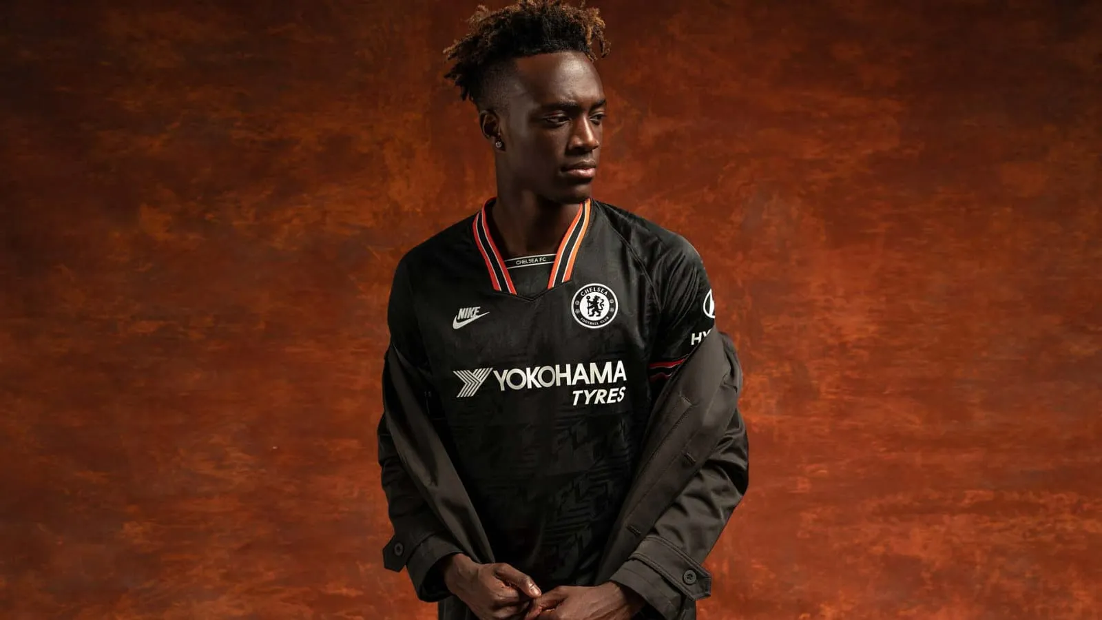 Depois do Tottenham, agora &eacute; o Chelsea que lan&ccedil;ou sua terceira camisa retr&ocirc;