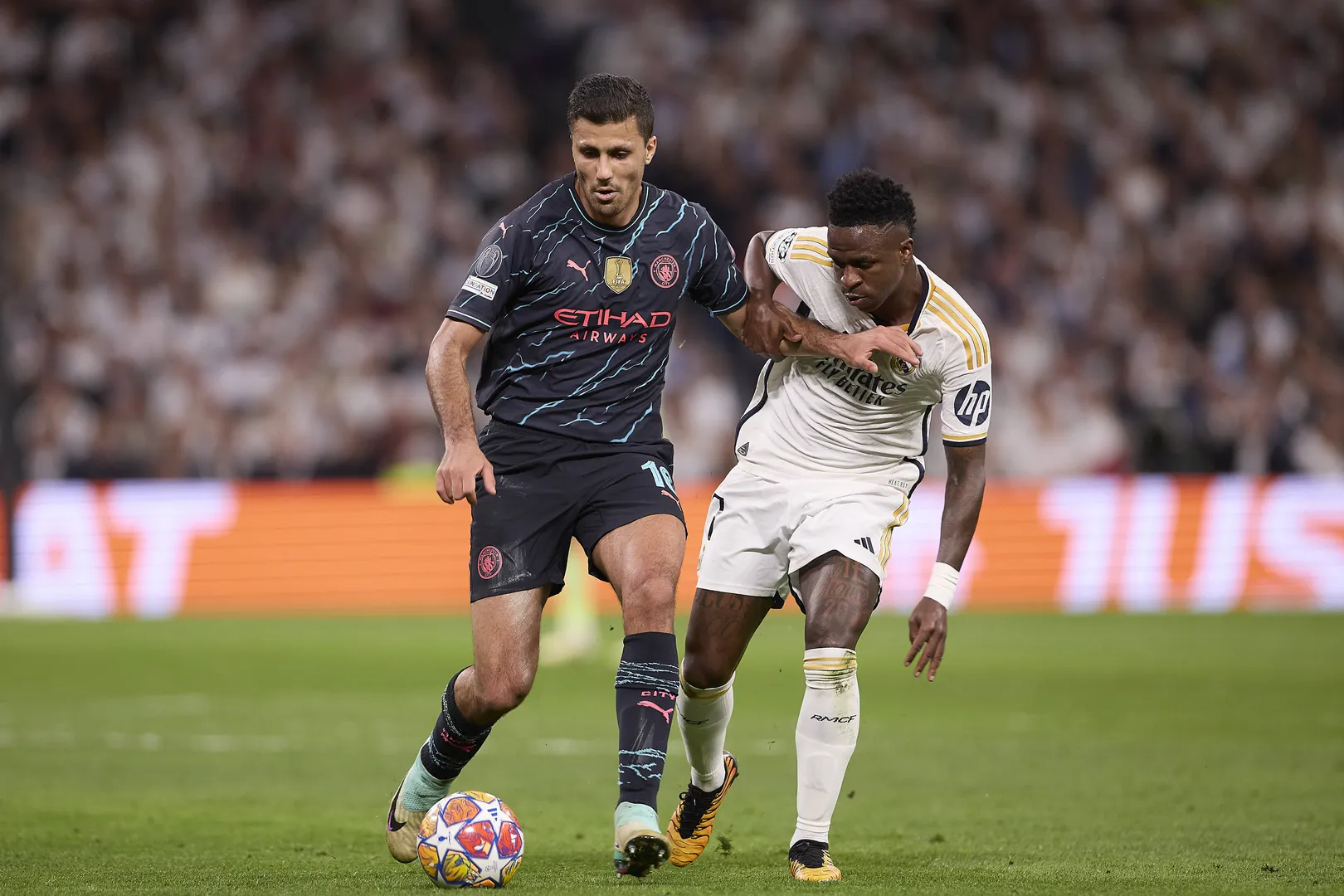 Rodri e Vini Jr. disputam a bola em Real Madrid x Manchester City Foto: (Imago)