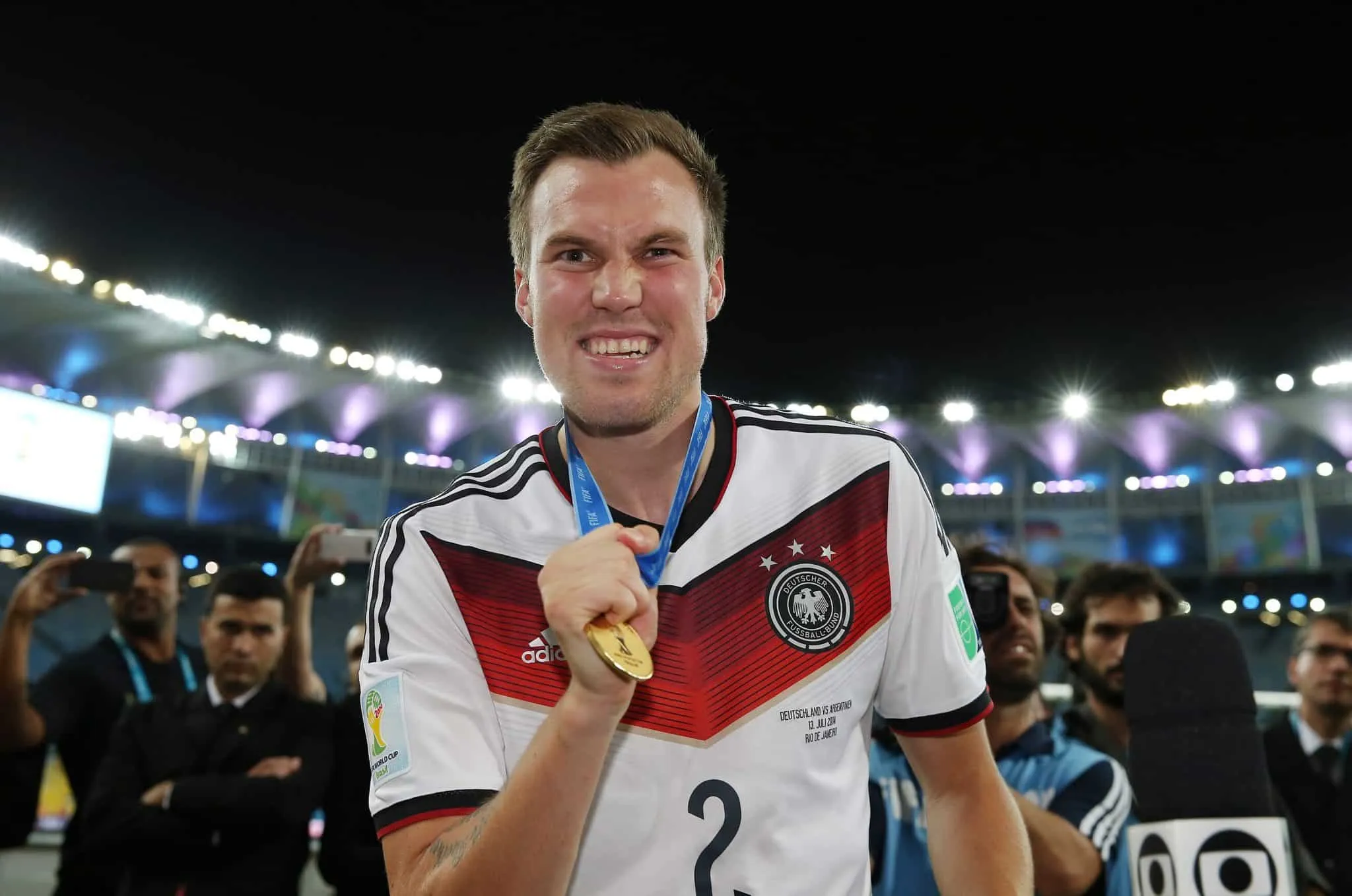 Quem &eacute; o lateral &lsquo;aposentado&rsquo; e campe&atilde;o do mundo que vai jogar na s&eacute;tima divis&atilde;o da Alemanha