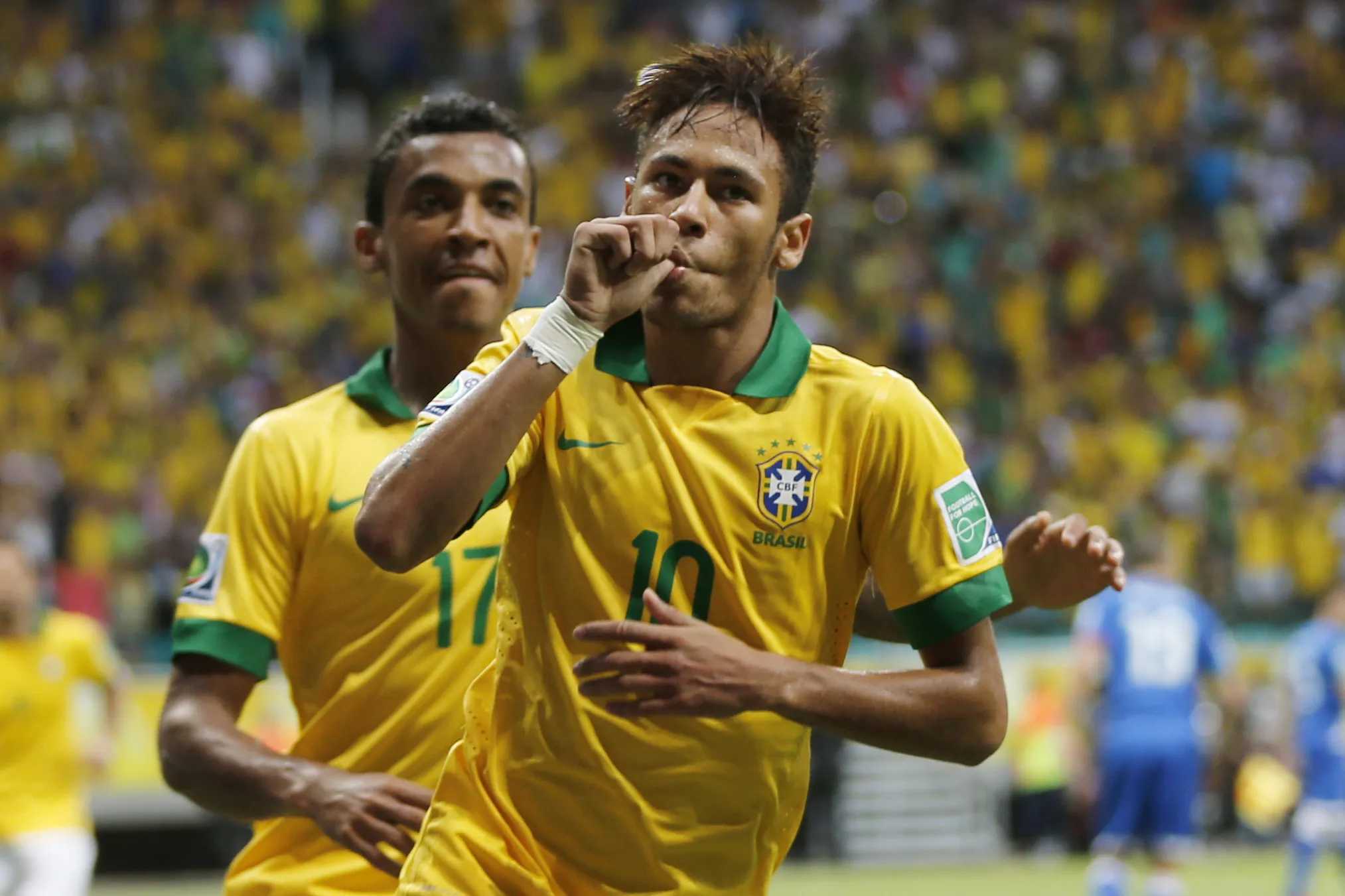 Neymar comemora: terceiro gol dele na Copa das Confedera&ccedil;&otilde;es (AP Photo/Fernando Llano)