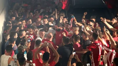 Doze anos depois, Yaya Tour&eacute; volta ao Olympiacos e j&aacute; sente toda a paix&atilde;o da torcida grega