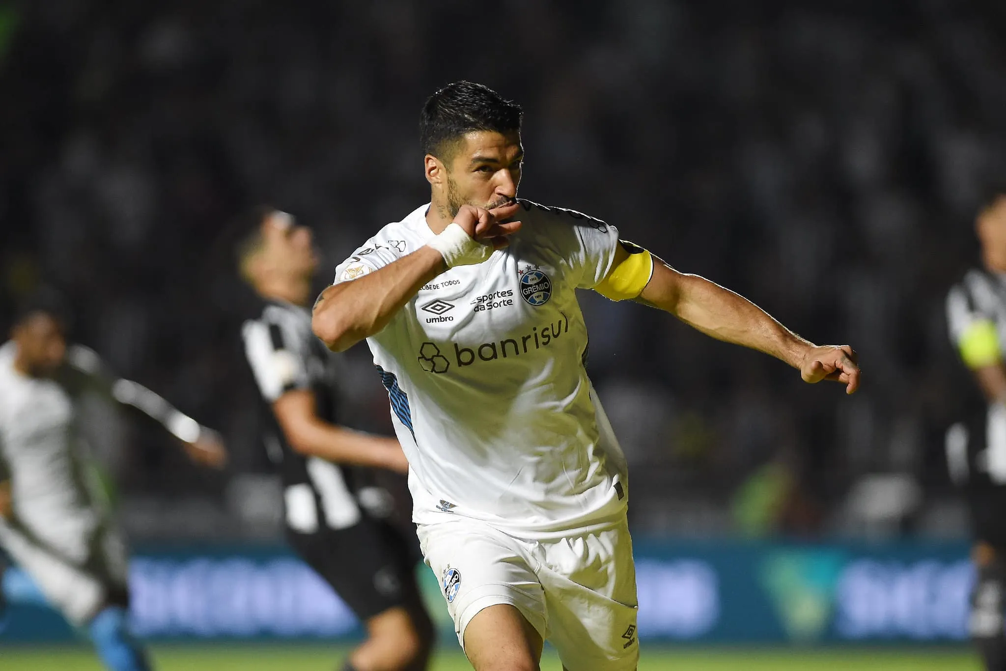 Su&aacute;rez transforma mais uma noite do Botafogo em pesadelo e torna sonho do t&iacute;tulo real para o Gr&ecirc;mio