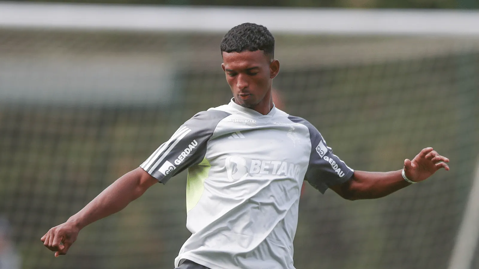 Passagem na Europa e compara&ccedil;&atilde;o com Zaracho: o cria do Atl&eacute;tico-MG escolhido por Milito