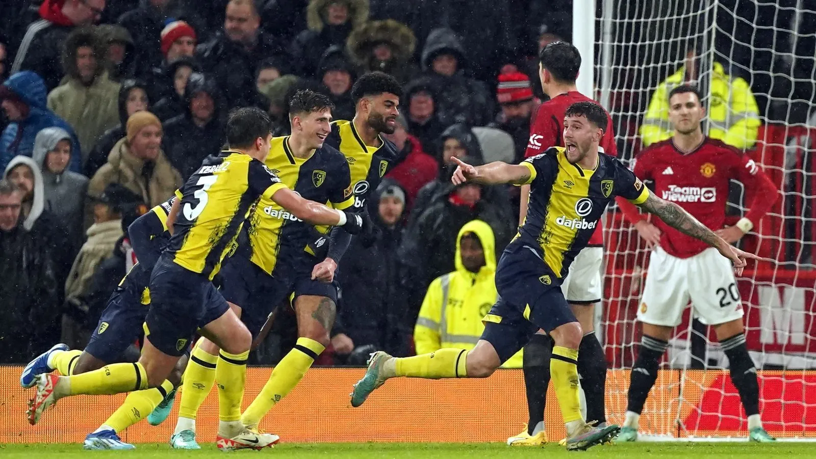 Manchester United n&atilde;o v&ecirc; a cor da bola e leva 3 a 0 do Bournemouth (fora o baile)