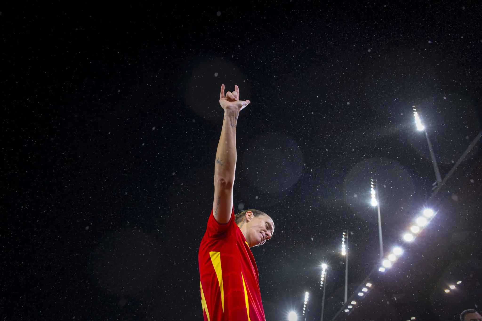 Ann Katrin Berger, goleira da Alemanha, faz sinal 'eu te amo' em libras