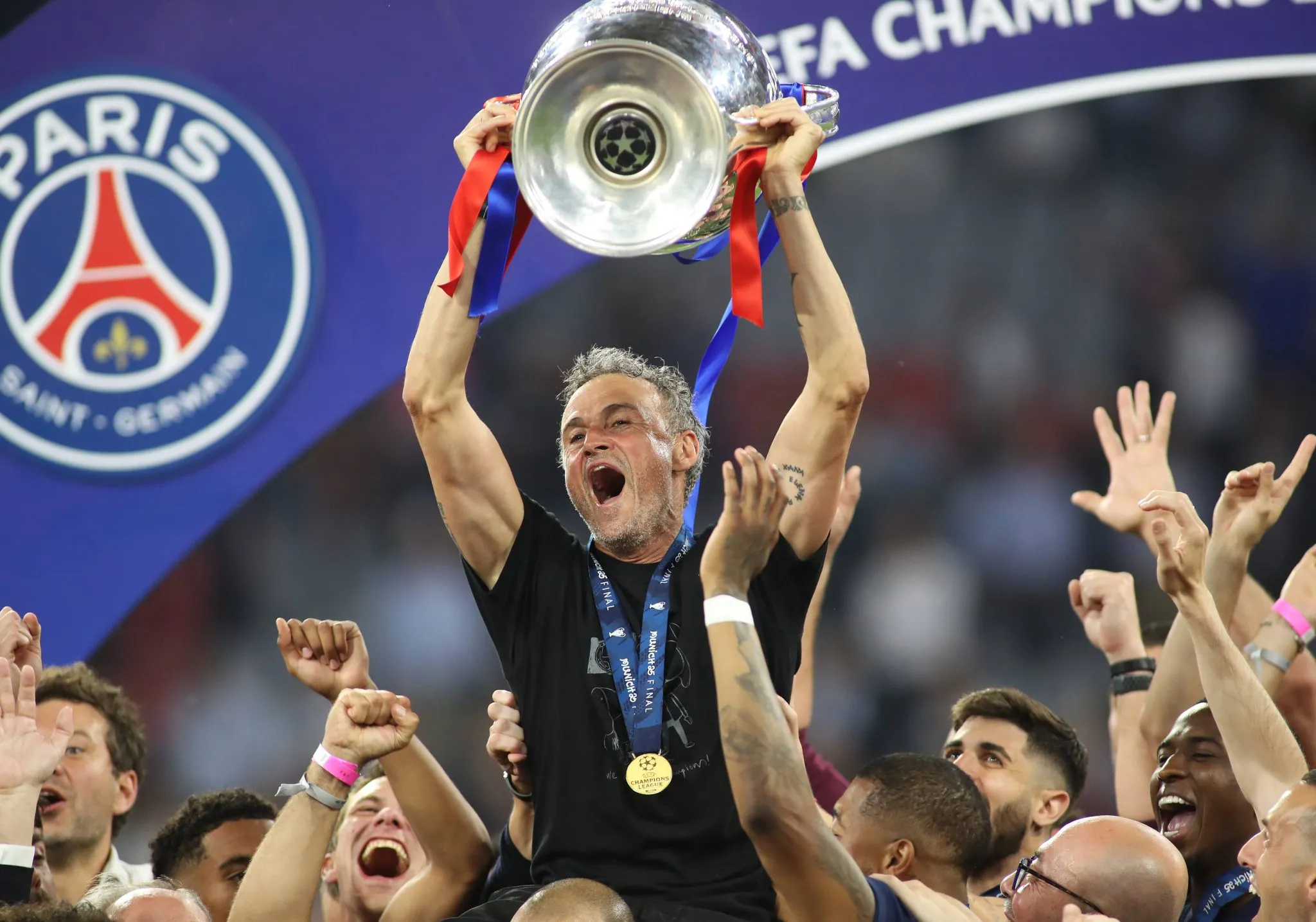 Luis Enrique levanta taça da Champions League conquistada pelo PSG