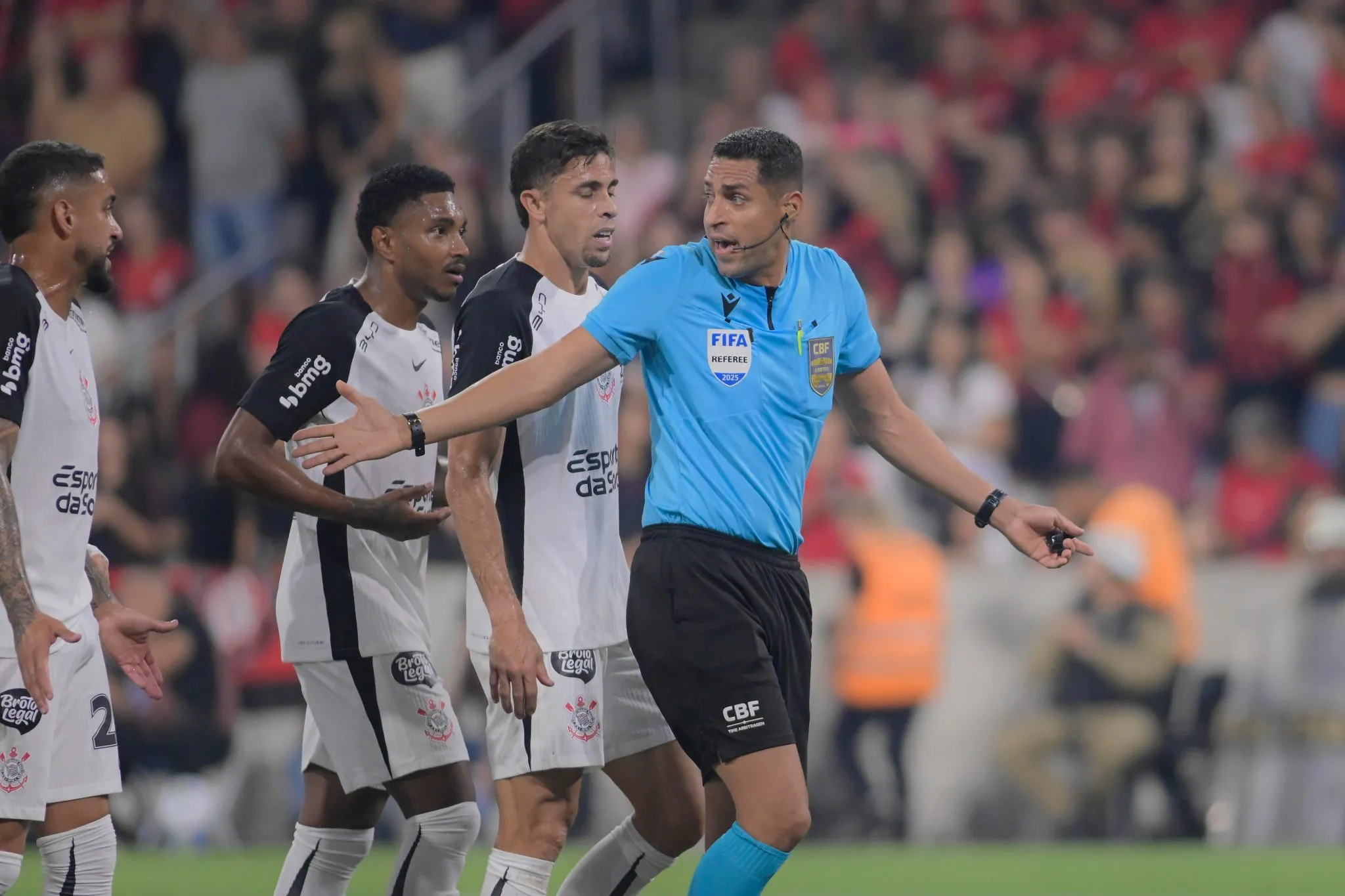 Jogadores do Corinthians questionam &aacute;rbitro em jogo do Brasileir&atilde;o (Foto: Sipa USA/Icon Sport)