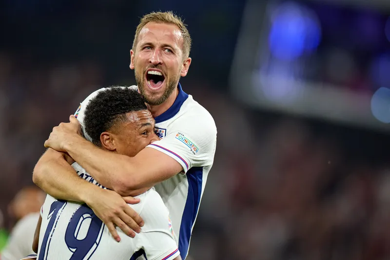 Kane abra&ccedil;a Watkins ap&oacute;s companheiro marcar gol decisivo contra a Holanda 