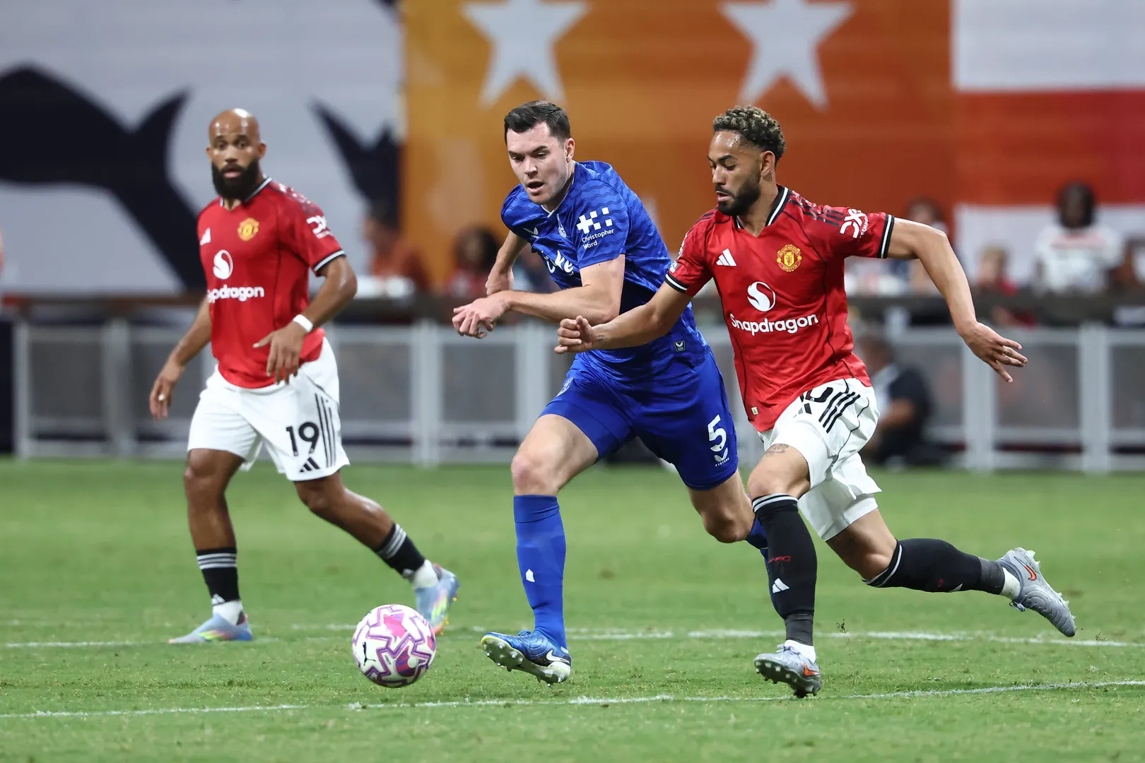 Matheus Cunha e Mbeumo em a&ccedil;&atilde;o pelo Manchester United