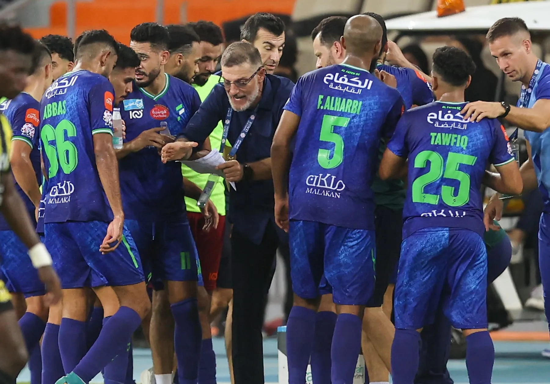 S&oacute; podia ser na Ar&aacute;bia Saudita: zagueiro comete p&ecirc;nalti no m&iacute;nimo estranho ap&oacute;s tentar cumprimentar goleiro
