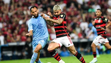 Nem a m&iacute;stica da Libertadores ajudou Gabigol, que precisa virar chave com les&atilde;o de Pedro
