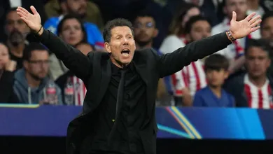 &lsquo;Simeone faz o &aacute;rbitro duvidar&rsquo;: Gerrard v&ecirc; juiz intimidado e dispara contra VAR de Atl&eacute;tico x Arsenal