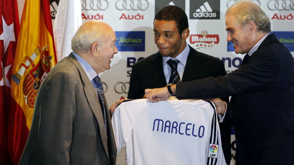 Marcelo, dez anos atr&aacute;s, sendo apresentado pelo Real Madrid (Foto: AP)