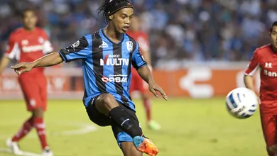 Cl&aacute;ssico Ronaldinho: matou a bola no peito e deu uma linda assist&ecirc;ncia contra o Jaguares