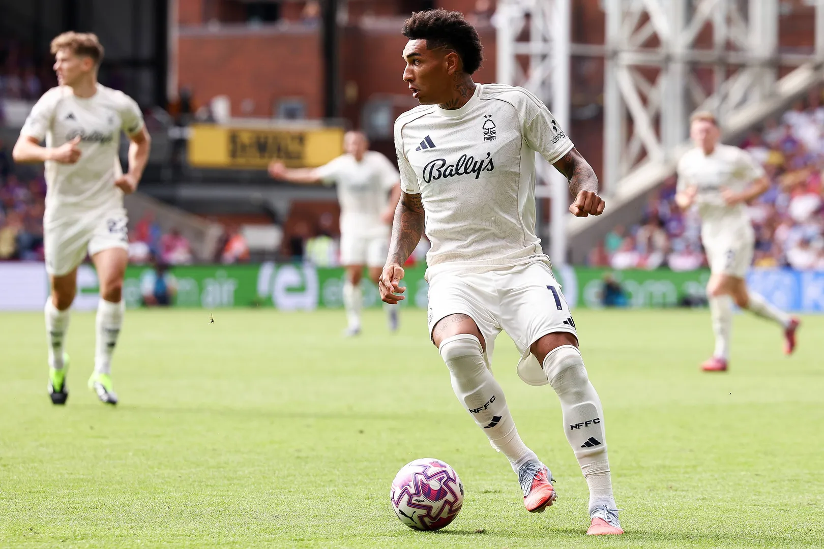Igor Jesus em partida da Premier League pelo Forest