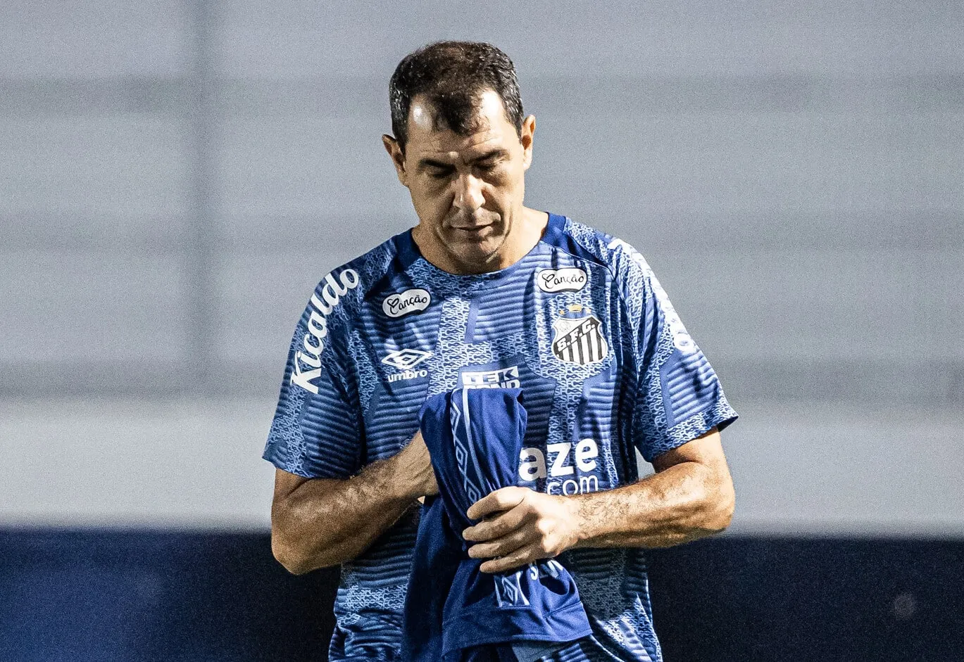 Carille v&ecirc; atua&ccedil;&atilde;o consistente do Santos, mas lamenta pouco controle de bola