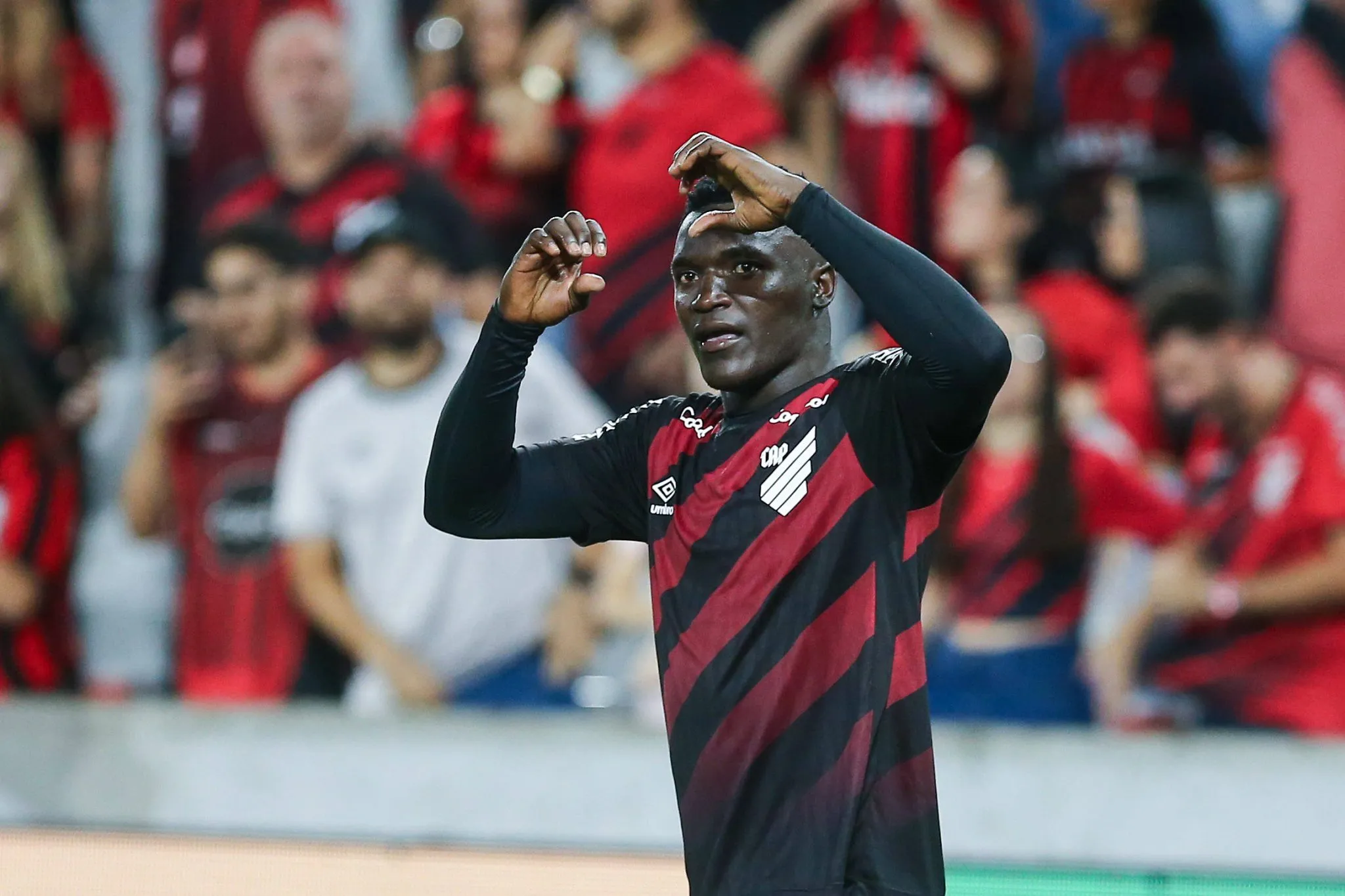 Viveros comemora gol pelo Athletico