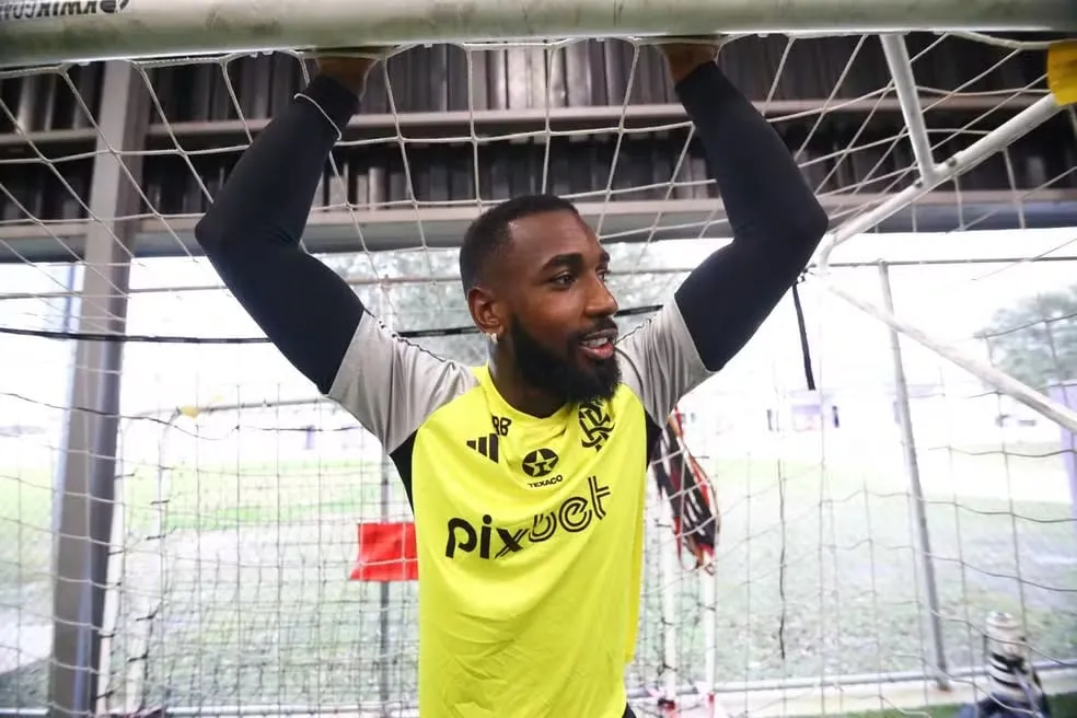 Flamengo x Fluminense: Gerson visita companheiros no Ninho do Urubu &agrave;s v&eacute;speras do cl&aacute;ssico