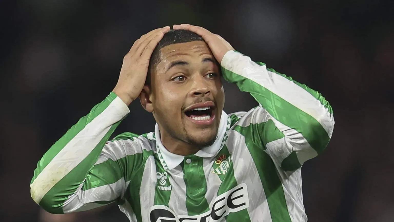 &lsquo;Volte ao Brasil&rsquo;: Vitor Roque desperdi&ccedil;a chances, &eacute; expulso e torcida do Betis critica