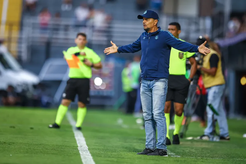 Alexandre Mendes comanda o Gr&ecirc;mio no empate com o RB Bragantino