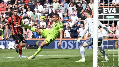 Casemiro anotou uma pintura em linda acrobacia e deixou o United bem perto da vaga na Champions