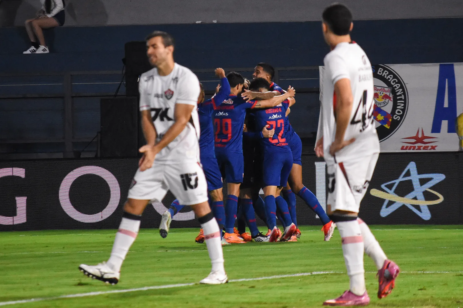 Vit&oacute;ria leva goleada e se complica no Brasileir&atilde;o