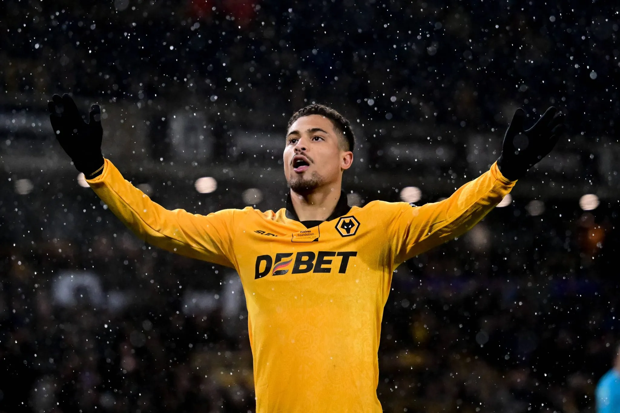 Jo&atilde;o Gomes comemora gol dos Wolves