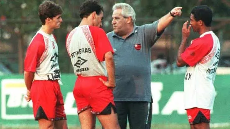 Vel&oacute;rio de Apolinho na sede social do Flamengo &eacute; simb&oacute;lico para o &iacute;cone do jornalismo