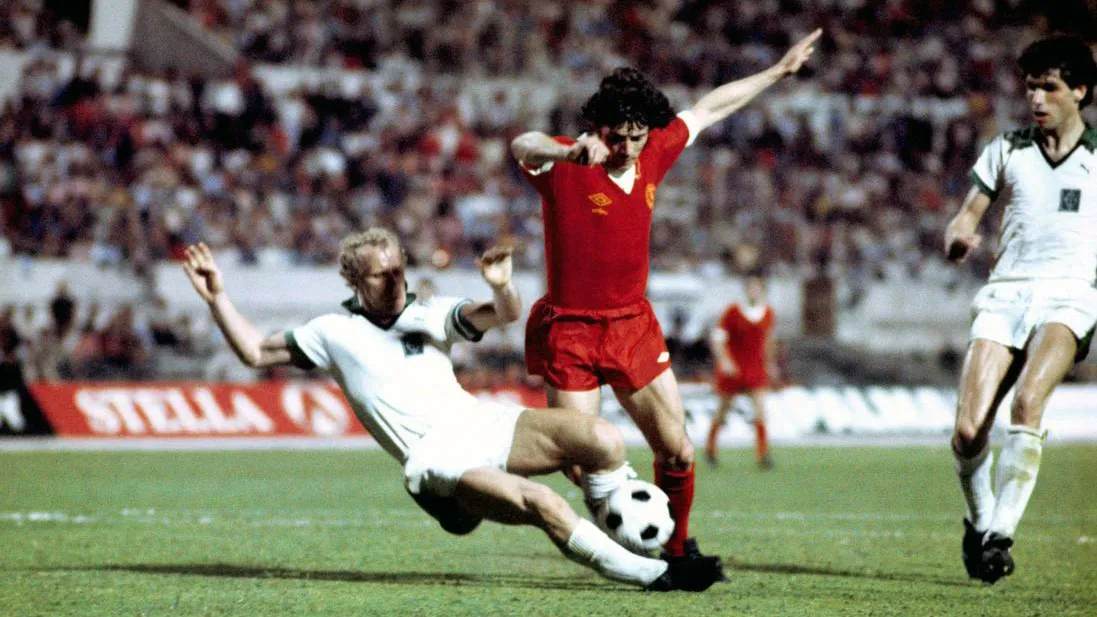 Vogts, do Borussia M&ouml;nchengladbach, d&aacute; um carrinho em Keegan, do Liverpool, na final da Champions de 1976/77