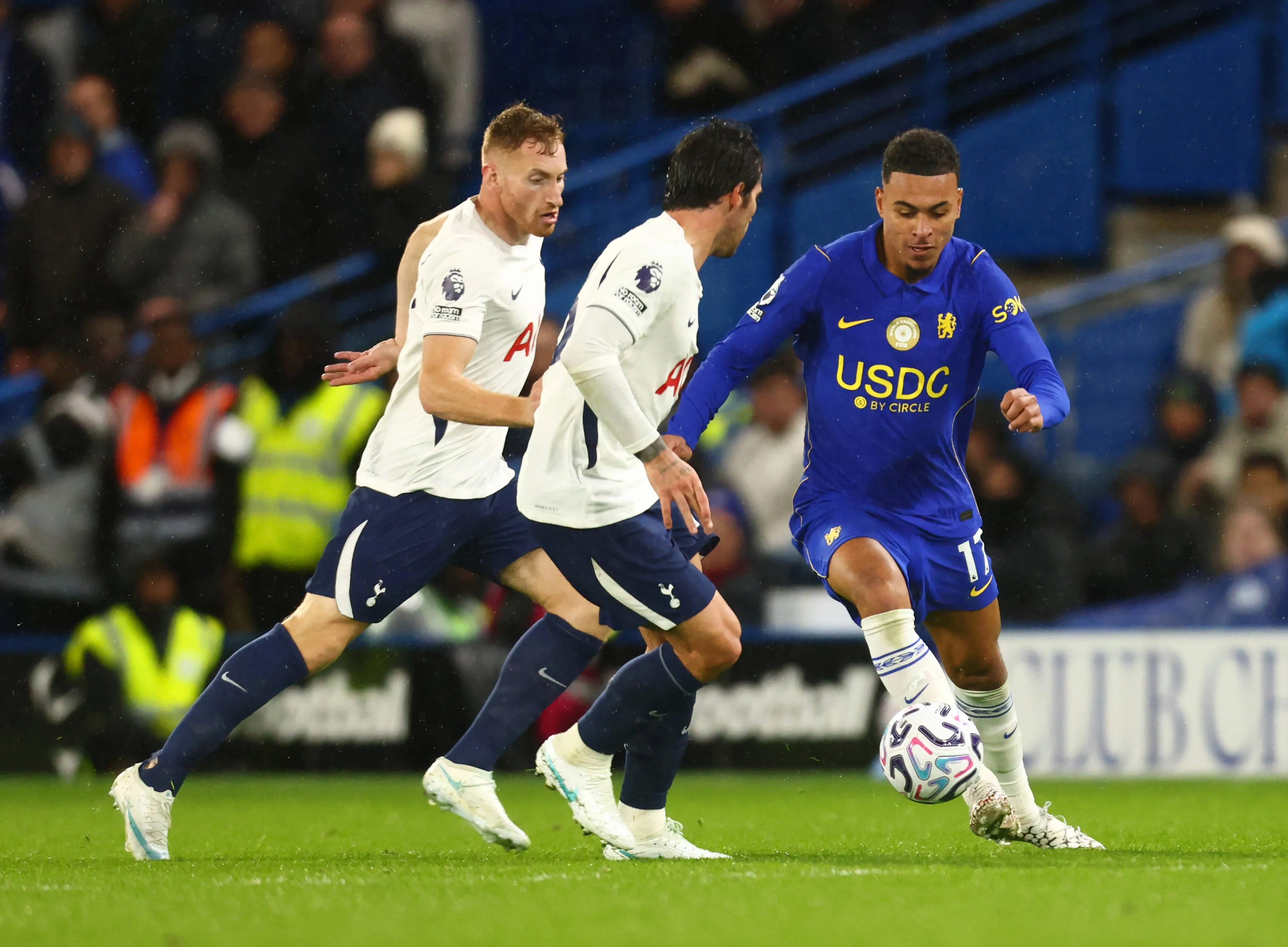 Morgan Rogers em ação durante Chelsea 0 x 2 Tottenham