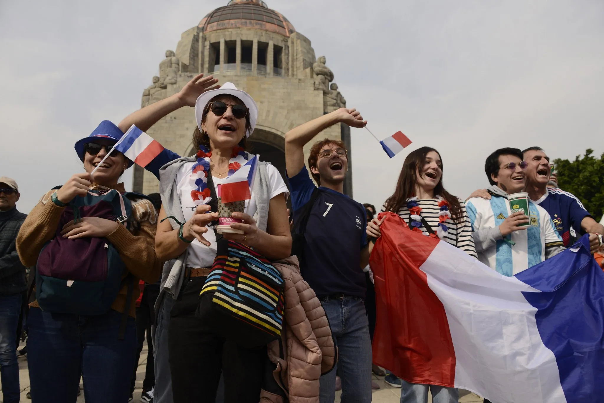Torcedores acompanham jogo da Copa do Mundo em fan fest