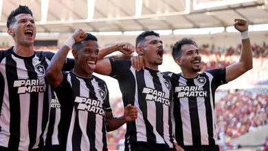 A lideran&ccedil;a do Botafogo se referenda por um baita cl&aacute;ssico, com uma vit&oacute;ria de grandes momentos e sacrif&iacute;cio premiado