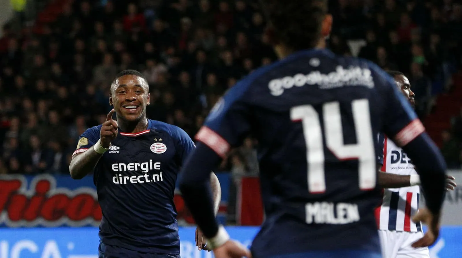 Sem esfor&ccedil;o, PSV bate o Willem II e segue em frente na acirrada corrida com o Ajax