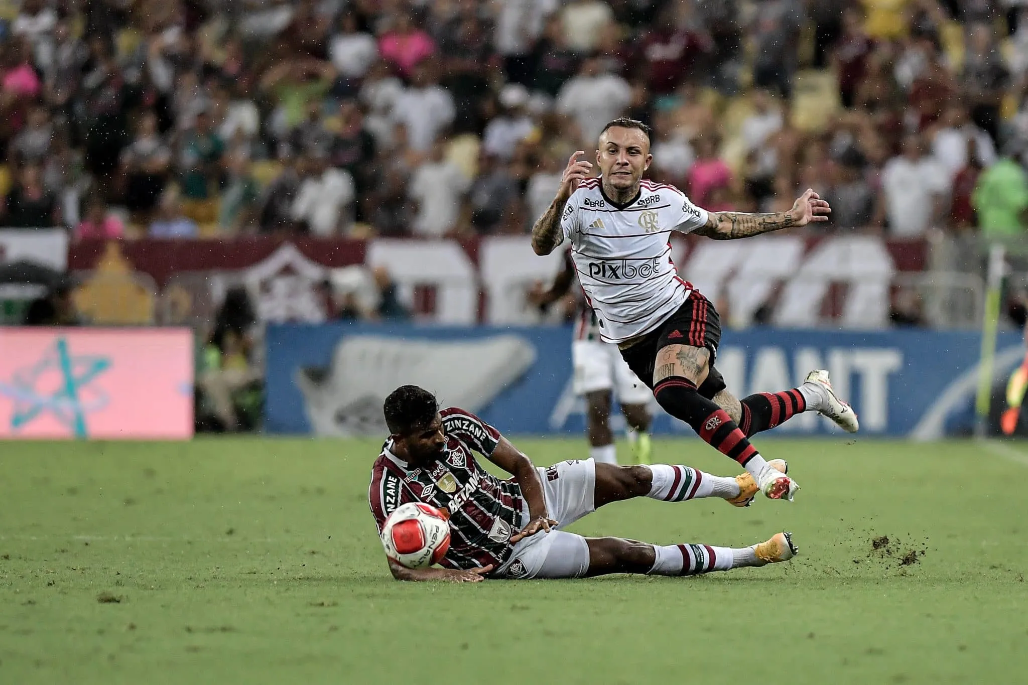 Fluminense fica com um a menos de novo e se complica mais uma vez no Carioca