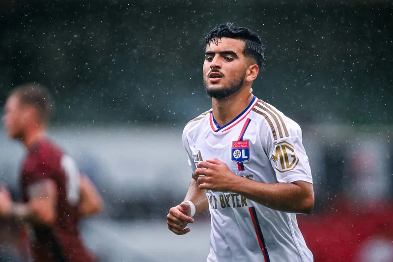 El Arouch em a&ccedil;&atilde;o pelo Lyon