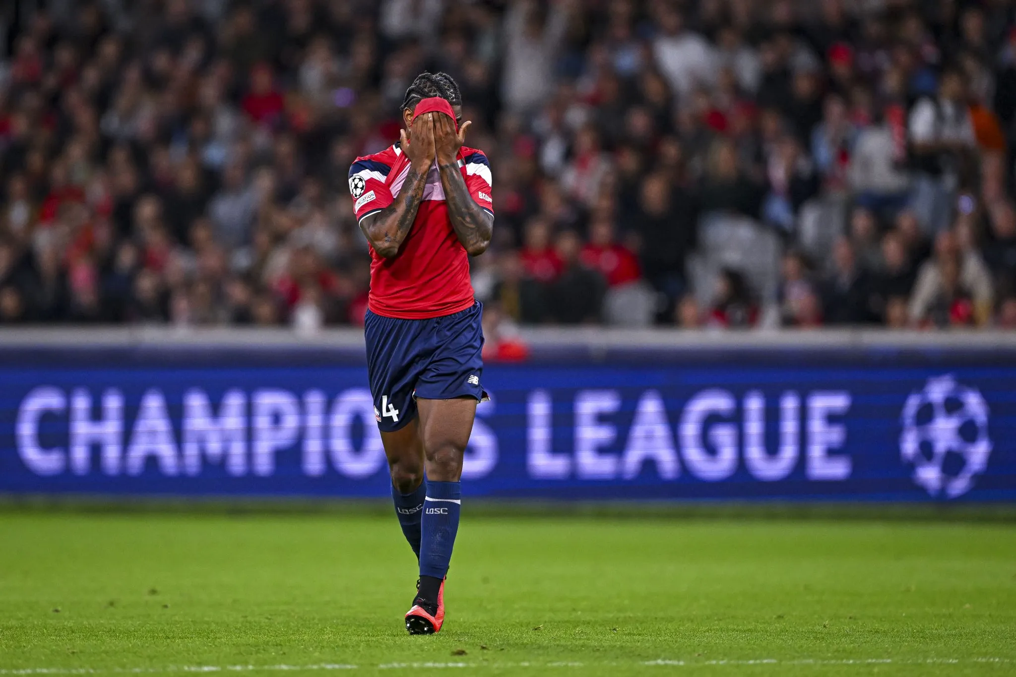 Alexsandro lamenta durante derrota do Lille para o Betis (Foto: Baptiste Fernandez/Icon Sport)