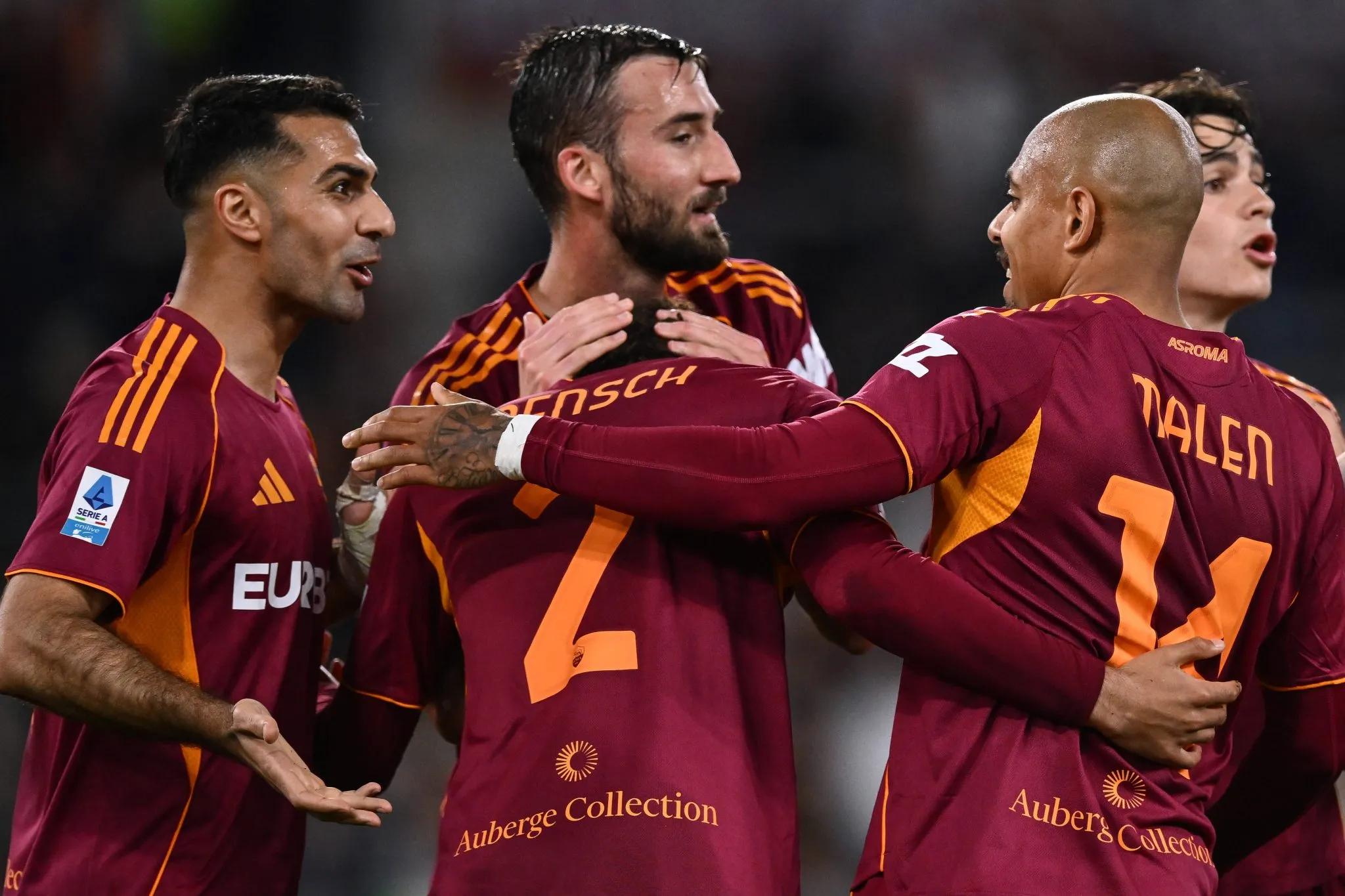 Jogadores da Roma comemoram gol na Serie A