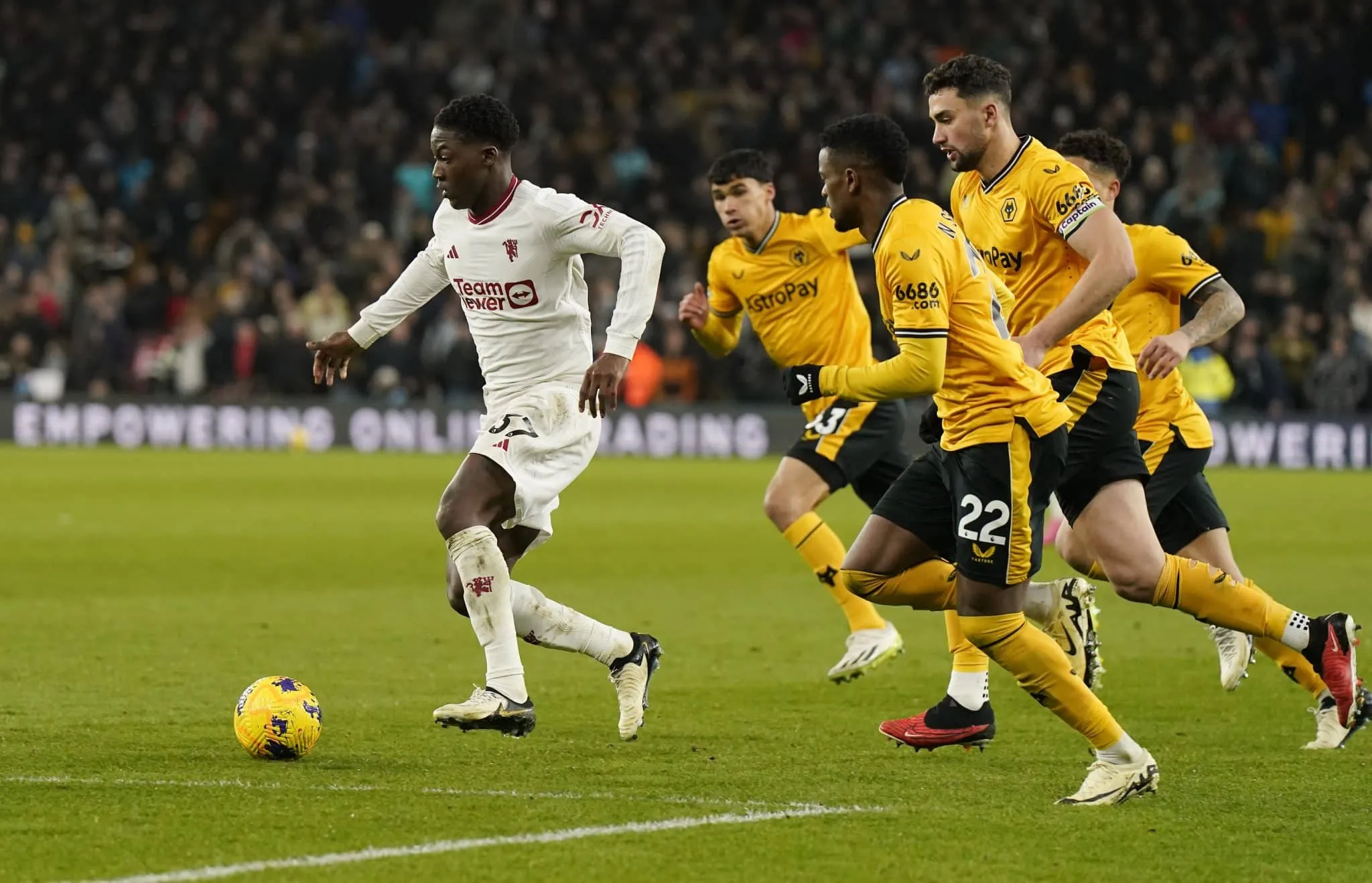 O Manchester United at&eacute; tentou dividir pontos com o Wolves, mas jovem confirma vit&oacute;ria nos acr&eacute;scimos