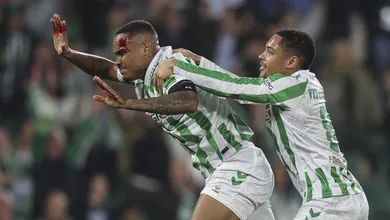 Vitor Roque come&ccedil;a na reserva e ex-Flamengo vai &agrave;s redes em vit&oacute;ria do Betis