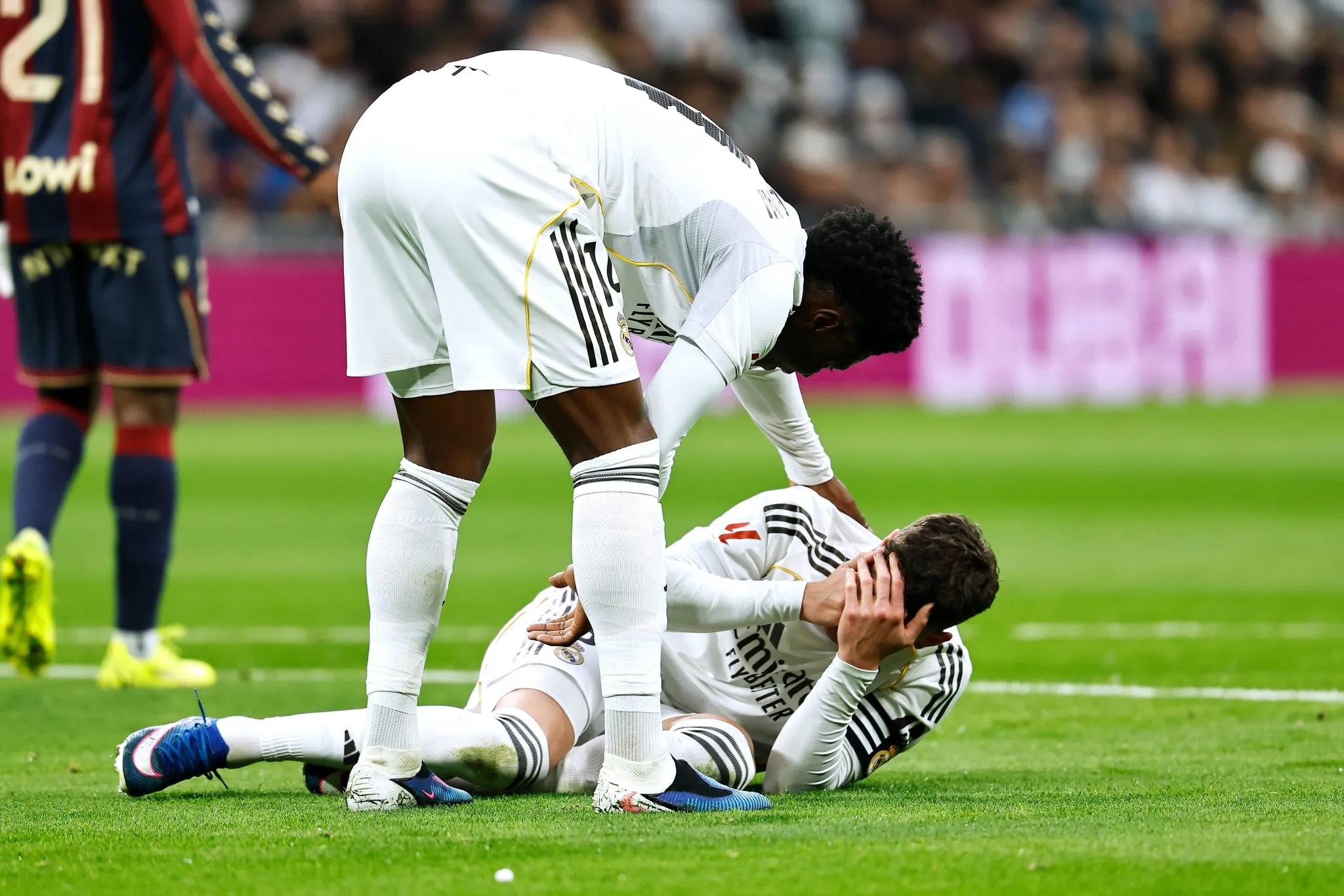 Tchouam&eacute;ni e Valverde em jogo do Real Madrid