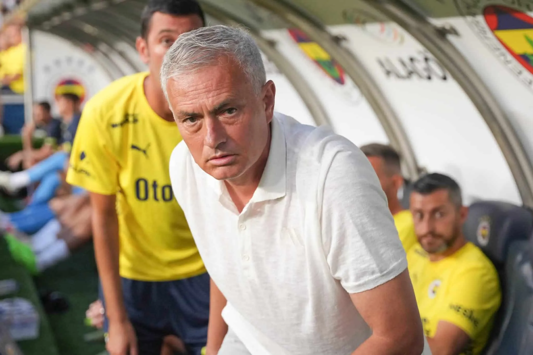 Expuls&atilde;o, gol contra bizarro e mais: Mourinho protagoniza vexame na Champions League