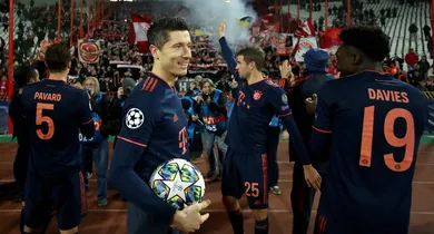 Lewa n&atilde;o se cansa de impressionar e fez quatro gols em 15 minutos nos 6&times;0 sobre o Estrela Vermelha