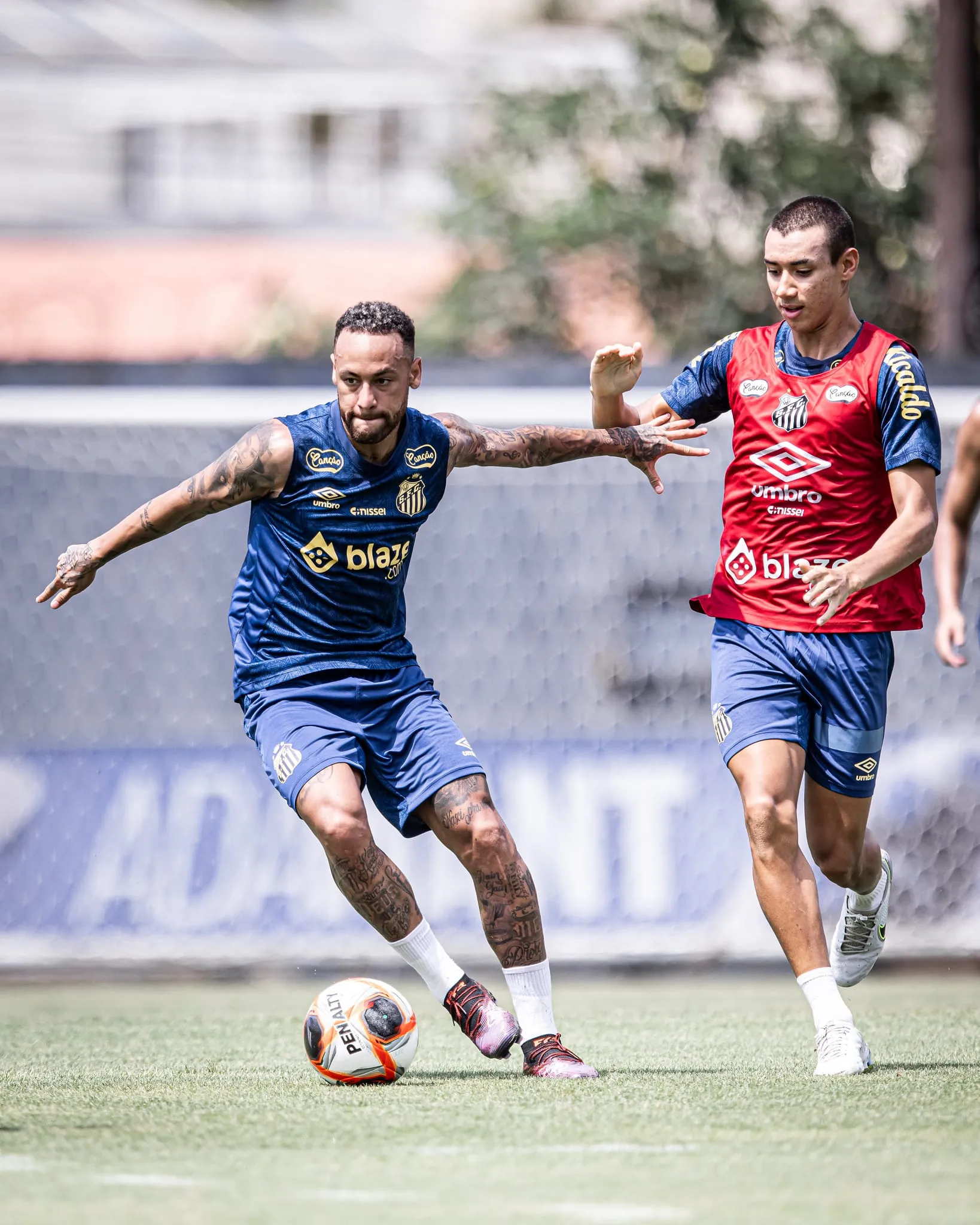 Bontempo tentando marcar Neymar no treino do Santos