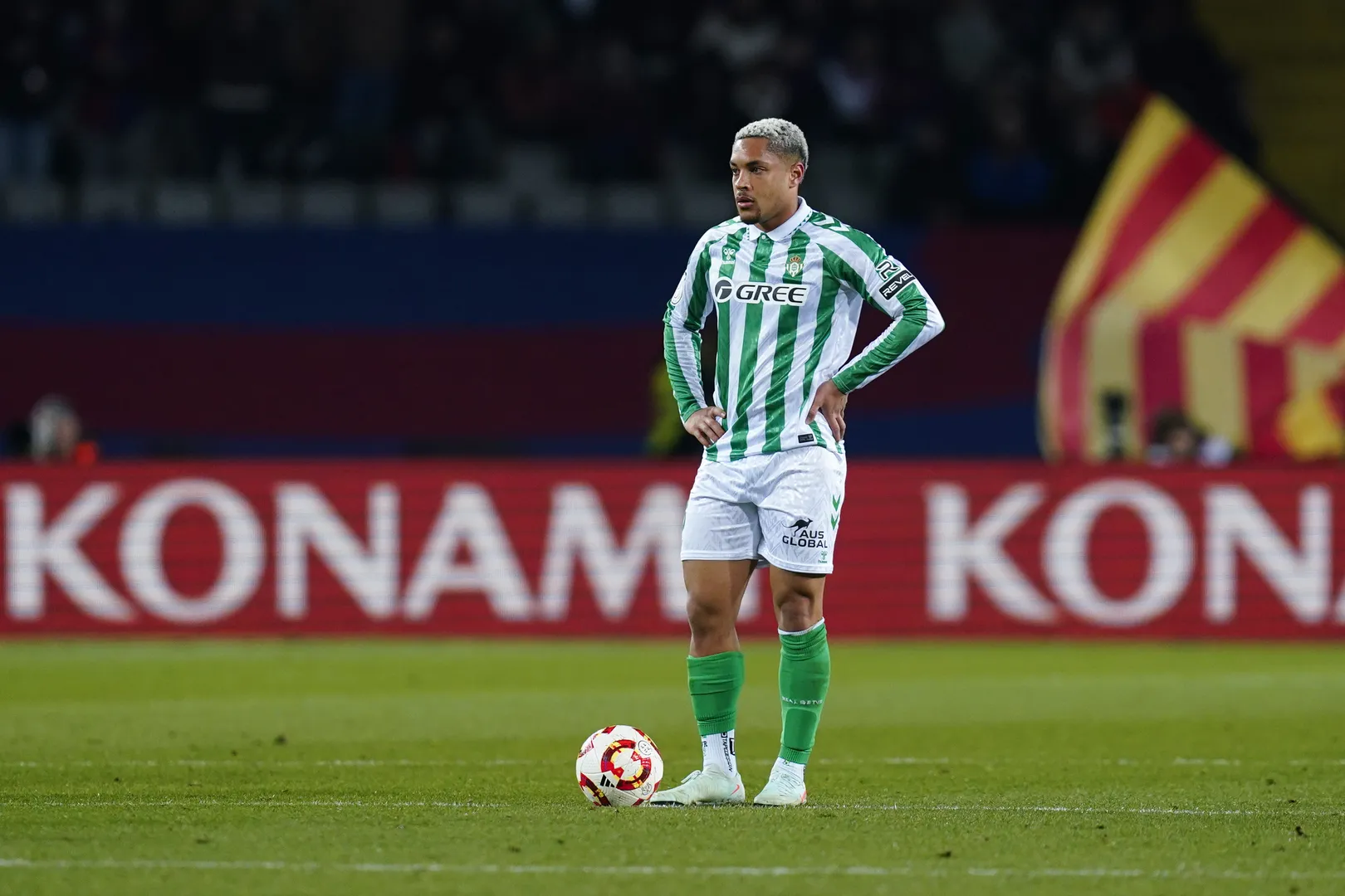 Vitor Roque em a&ccedil;&atilde;o pelo B&eacute;tis