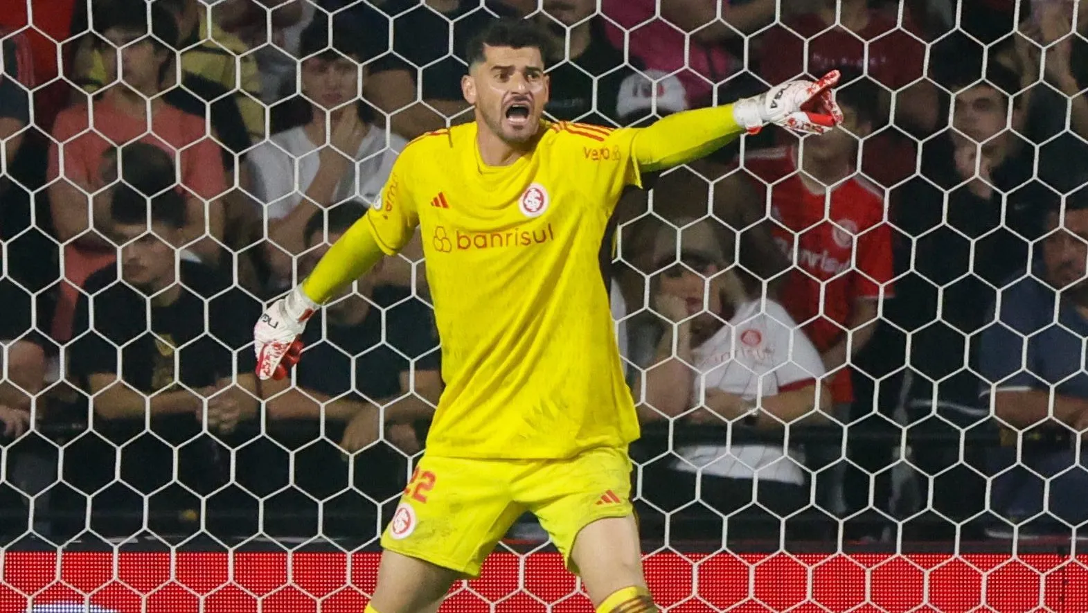 Goleiro estreia na S&eacute;rie A aos 38 anos e &eacute; decisivo em empate do Internacional com o S&atilde;o Paulo