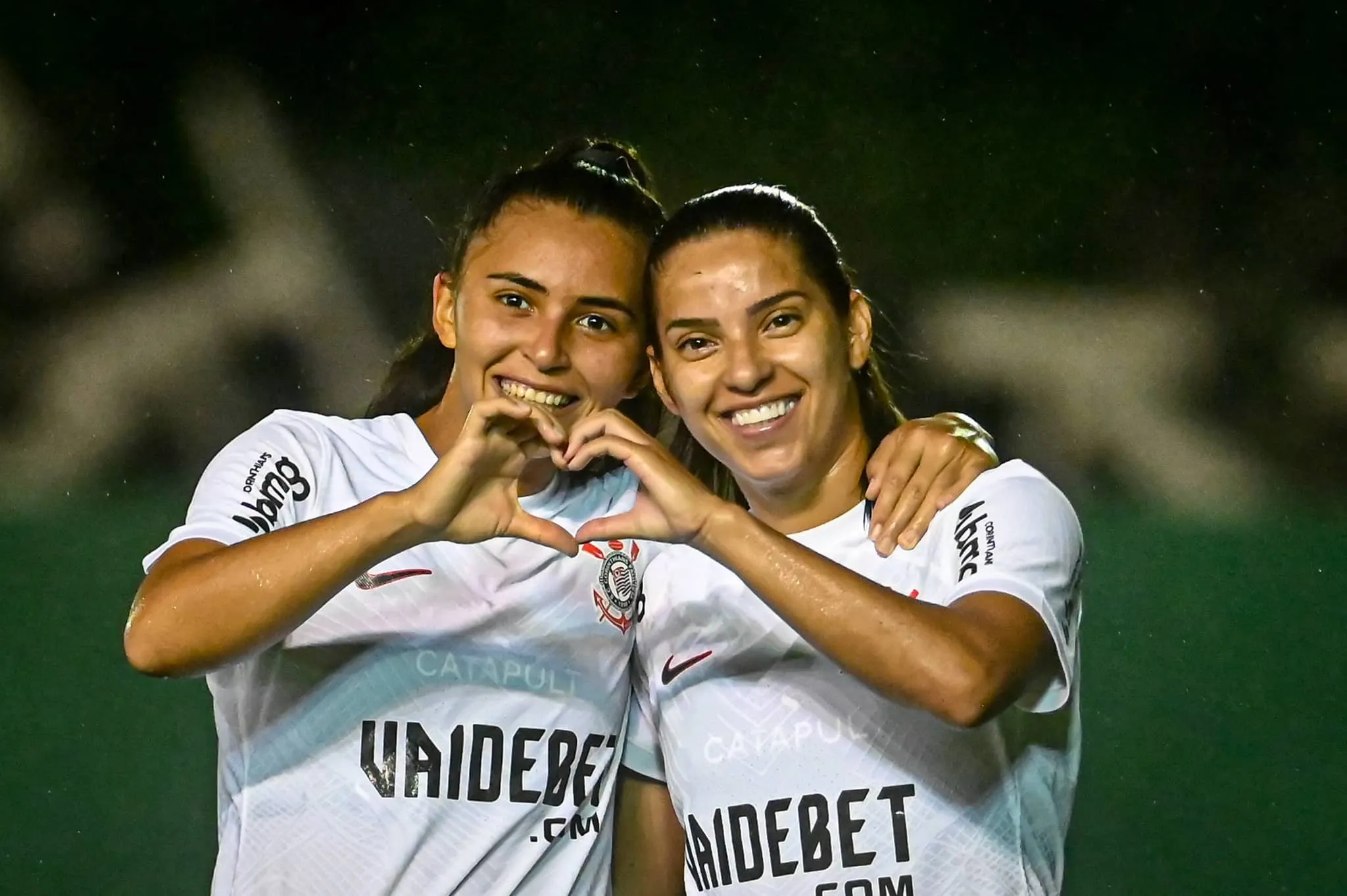 Corinthians vence o Flamengo de virada e &eacute; o &uacute;nico time 100% no Brasileir&atilde;o Feminino