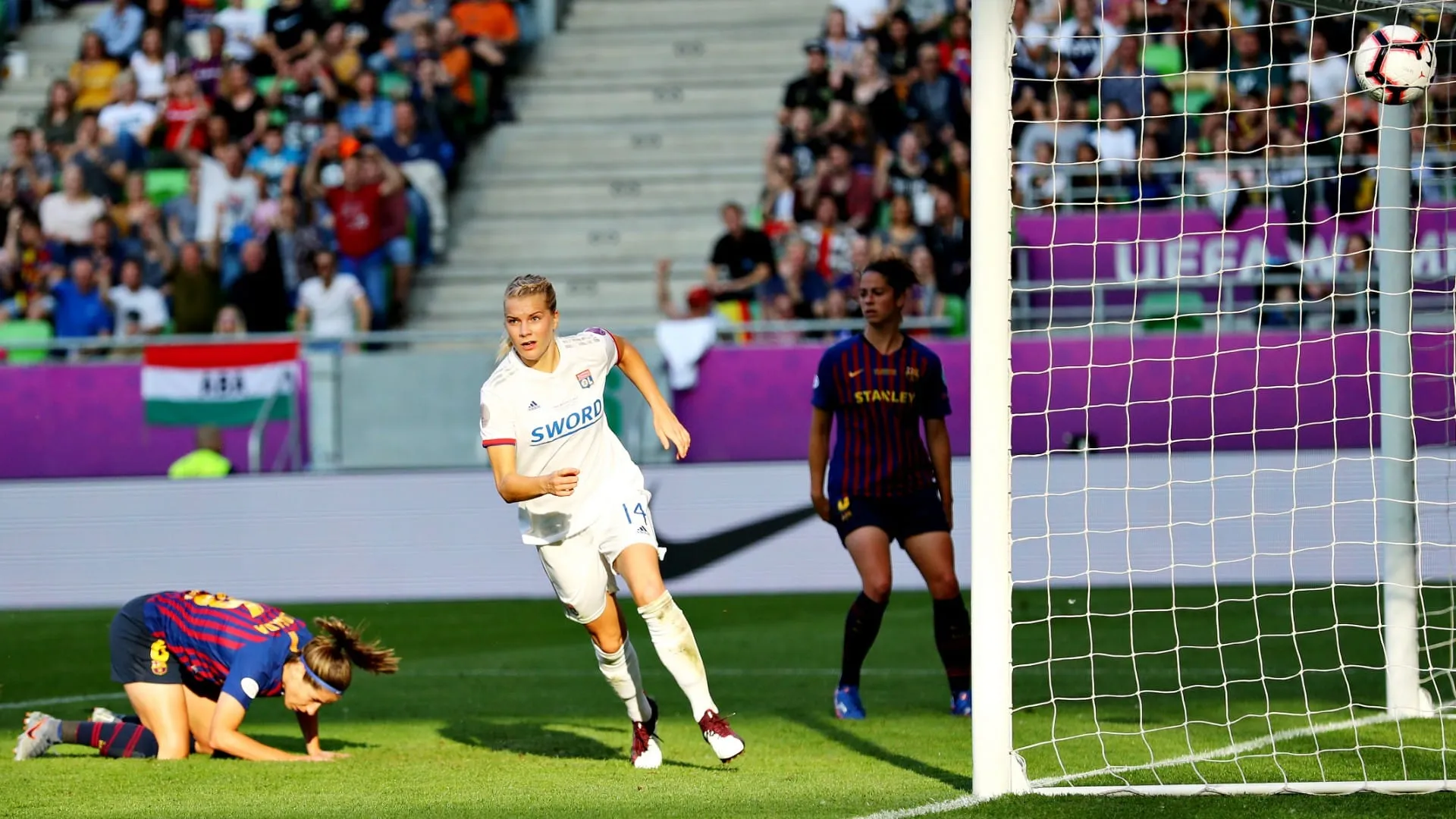 Hegerberg comanda massacre sobre o Barcelona com tr&ecirc;s gols em goleada que d&aacute; tetra ao Lyon na Champions