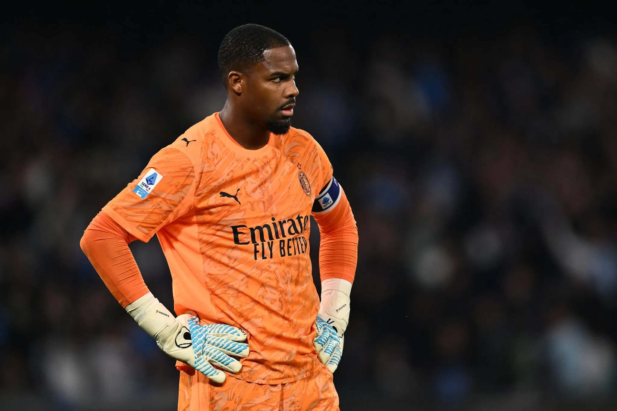 Maignan durante jogo do Milan