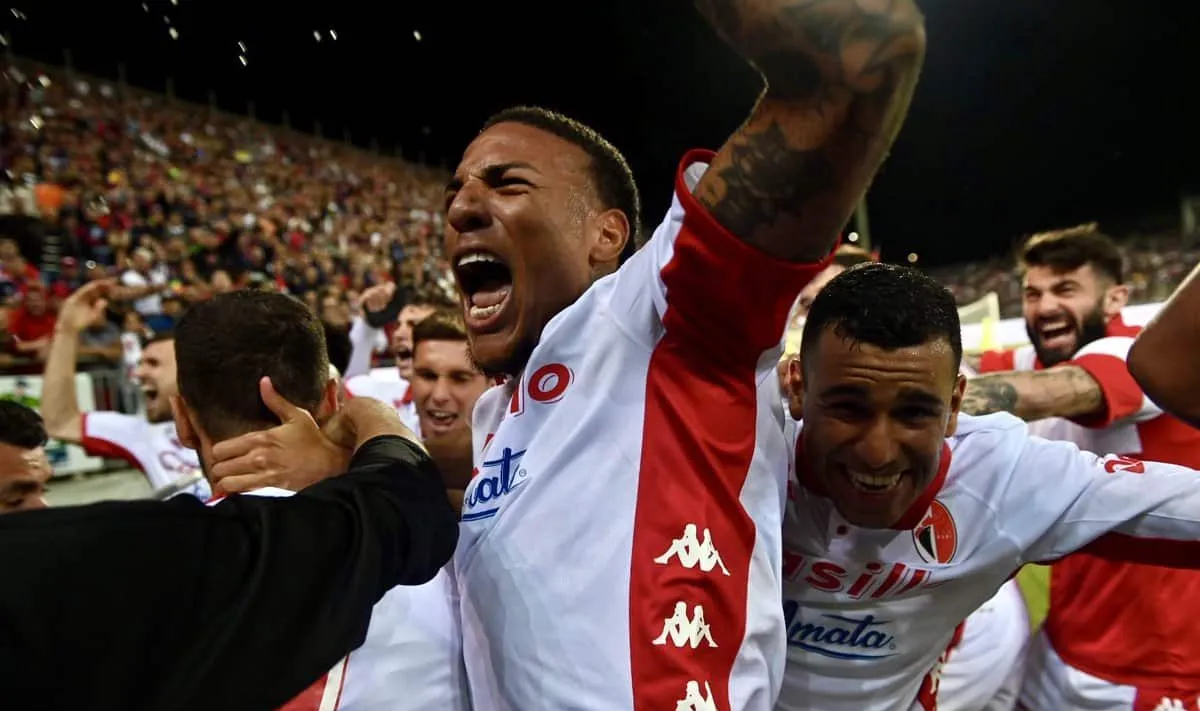O Bari arrancou o empate em Cagliari aos 51 do 2&deg; tempo e decidir&aacute; o acesso &agrave; Serie A no San Nicola